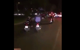 Sài Gòn: Giật mình với cảnh nam thanh niên làm xiếc trên xe máy