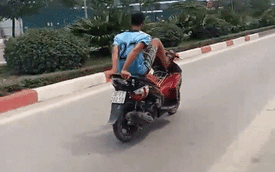 Hà Nội: Phát hoảng với cảnh thanh niên điều khiển xe máy bằng chân