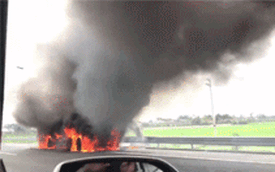 Video xe tải cháy ngùn ngụt trên cao tốc hiện đại nhất Việt Nam