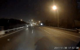 Hà Nội: Không chỉ đi ngược chiều ở làn ô tô tốc độ cao, xe máy còn bật đèn pha chói mắt gây nguy hiểm