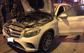 Vừa mua Mercedes-Benz GLC 300 "hàng lướt", chủ xe méo mặt khi khoang động cơ bốc cháy ngay sau đó