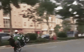 Xôn xao với đoạn video nam thanh niên mặc đồ grab chạy xe máy một bánh trên phố
