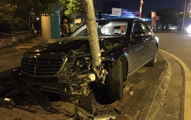 Hà Nội: Tông gãy cột điện trên vỉa hè, Mercedes-Benz S400 4 tỷ Đồng "nát đầu"