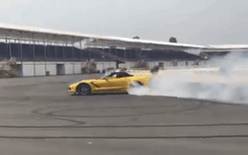 Nữ "tay đua" đốt lốp Chevrolet Corvette C7 Stingray mui trần tại trường đua 2.000 tỷ Đồng của Dũng "lò vôi"