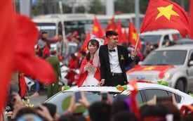 Mắc kẹt trên đường, cô dâu và chủ rể mở cửa sổ trời ô tô hoà cùng dòng người mừng U23 Việt Nam về nước
