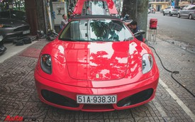 "Hàng hiếm" Ferrari F430 Spider tháo bánh lau chùi trên vỉa hè Sài Gòn