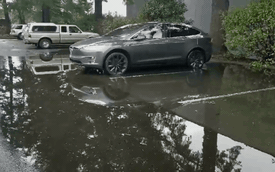 Không ngại ướt giày khi đỗ xe ở vũng nước với tính năng này của Tesla