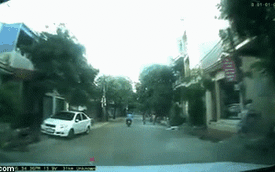 Đang phóng xe băng băng, tài xế hú vía khi nhìn thấy đứa bé lẫm chẫm bước qua đường
