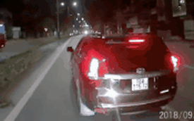 Clip: Màn vờn nhau kịch tính giữa 2 ô tô khiến người xem 'tức mắt'