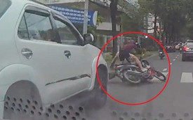 Clip: Vô tư tạt đầu ô tô, nam thanh niên đèo bạn gái bị tông ngã giữa đường