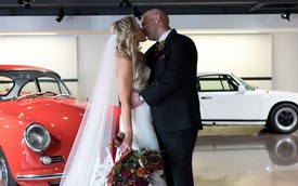 Khi dân cuồng Porsche tổ chức đám cưới: Cô dâu, chú rể đứng trên Cayenne chạy quanh trường đua