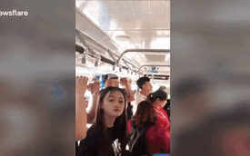 Cô nàng Trung Quốc dùng gậy thông toilet thay tay nắm trên xe buýt khiến dân mạng cười nghiêng ngả