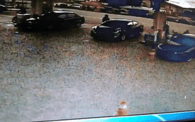 Video: Bé gái 2 tuổi bị ô tô đâm, kéo lê tại trạm xăng do mẹ bất cẩn