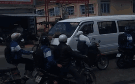 Clip: Chiến sĩ cảnh sát chặn đầu ô tô vi phạm, tài xế bất chấp nhấn ga bỏ chạy