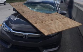 Tai nạn khó tin như trong phim: Tấm gỗ rơi từ xe tải, xiên đôi Honda Civic và pha thoát nạn thần kỳ của tài xế