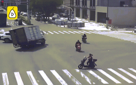 Video: Tránh người đi đường, xe tải cua 1 vòng rồi lật nhào
