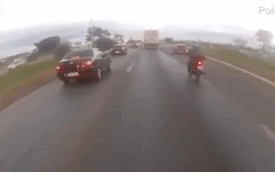 Video: Bị lốp xe ô tô văng trúng đầu, người đi xe máy thiệt mạng