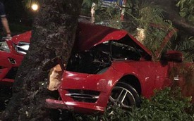 Hà Nội: Xe Mercedes mất lái đâm gãy cây "khủng" trên đường Thanh Niên