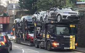 Loạt xe Range Rover và Jaguar hóa mui trần vì lỗi tài xế xe chở