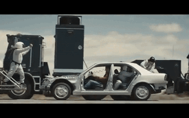 Đỉnh cao quảng cáo của Mercedes-Benz: Lột đồ C-Class đời đầu thành phiên bản mới ngay khi đang băng băng trên cao tốc