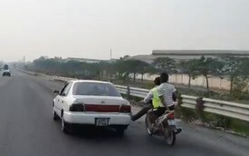 Bàn chân vàng trong làng cứu hộ: Nam thanh niên đi xe máy dùng chân không đẩy ô tô chạy băng băng trên cao tốc