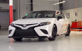 Toyota bất ngờ hé lộ Camry và Avalon TRD trước ngày ra mắt