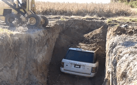 Chôn vùi SUV hạng sang Range Rover xuống lòng đất: Kẻ ăn không hết người lần chẳng ra