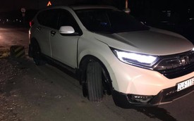 Chiếc Honda CR-V 2018 vỡ tan vành và xòe bánh sau cú va chạm với "vật thể lạ" giữa đường làng