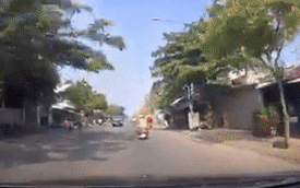 Va chạm với vật thể lạ trên đường, ninja Lead suýt nằm gầm ô tô