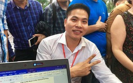Người đầu tiên đặt cọc mua xe VinFast tại Hà Nội: "Giá xe tiền tỷ không quá đắt, vì đó là tên tuổi của Việt Nam"