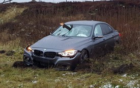 Tài xế BMW 3-Series thoát chết thần kỳ sau tai nạn cọc rào đâm xuyên kính lái