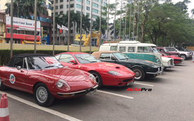 Soi chi tiết bộ đôi siêu xe Ferrari hàng hiếm cùng dàn xe cổ độc đáo tại Hà Nội