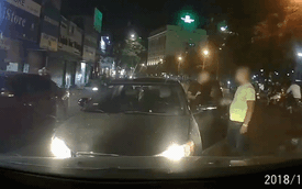 Clip: Bật đèn pha vô tội vạ, tài xế xe con bị "xử nóng" ngay giữa phố