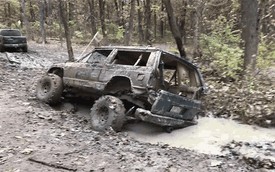 Đi phượt địa hình nhưng bị sa lầy, Jeep Cherokee cũ vỡ tung thành 2 mảnh