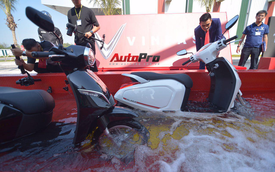 Ngắm VinFast Klara lội nước nửa mét nhẹ nhàng: Xe máy điện thông minh không ngại lụt lội Việt Nam