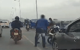 Dừng ô tô giữa cầu Vĩnh Tuy, tài xế lao xuống đánh thanh niên đi xe máy, nguyên nhân vì 1 yêu cầu không được đồng ý