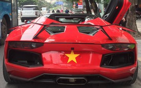 Siêu xe ồ ạt dán cờ cổ vũ đội tuyển Việt Nam trước trận Chung kết, Aventador mui trần 'cháy đuôi' tái xuất