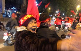 "Tâm bão" đêm qua: Cụ bà ngồi sau xe máy bắt tay, ăn mừng Việt Nam vô địch AFF Cup