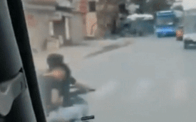 Hà Nội: Xác minh thông tin 2 thanh niên đi xe máy rải đinh trước đầu ô tô