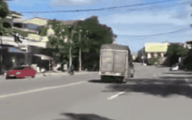 Clip: Cú đảo vô lăng táo tợn của tài xế xe tải và màn truy đuổi gay cấn của CSGT