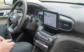 Ford Explorer 2020 lộ nội thất không che chắn: Bỏ cần số, thay bằng núm xoay như Land Rover