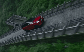 Vượt 999 bậc thang dốc 45 độ, Range Rover Sport chinh phục núi Thiên Môn