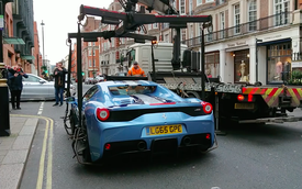 Ferrari 458 Speciale Aperta bị cảnh sát cẩu đi ngay trên phố