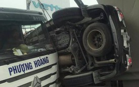 Tai nạn hy hữu: Ô tô bị kẹp dính lên chân cầu sau va chạm ở Hải Dương