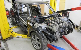 Thợ độ nhấc máy BMW V8 sang MINI Cooper, thay cả hệ dẫn động lẫn hộp số