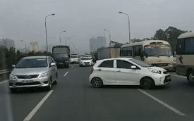 Hà Nội: Hàng chục ô tô đi ngược chiều trên cao tốc