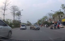 Hà Nội: Kia Morning đi ngược chiều để sang đường, đối đầu hàng loạt ô tô đang lao tới