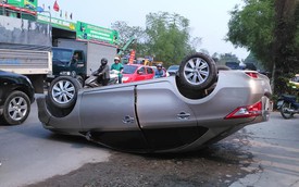 Hà Nội: Toyota Vios phóng nhanh, lạng lách, gặp nạn lộn xe như phim hành động Fast & Furious