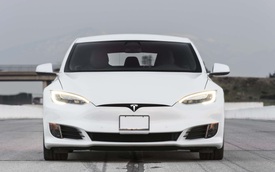 Chồng siêu mẫu Ngọc Thạch tậu Tesla Model S tăng tốc từ 0 – 100 km trong 2,7 giây
