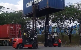 Clip: 2 tài xế xe nâng phối hợp như diễn xiếc để chuyển chiếc thùng container từ xe này sang xe khác
